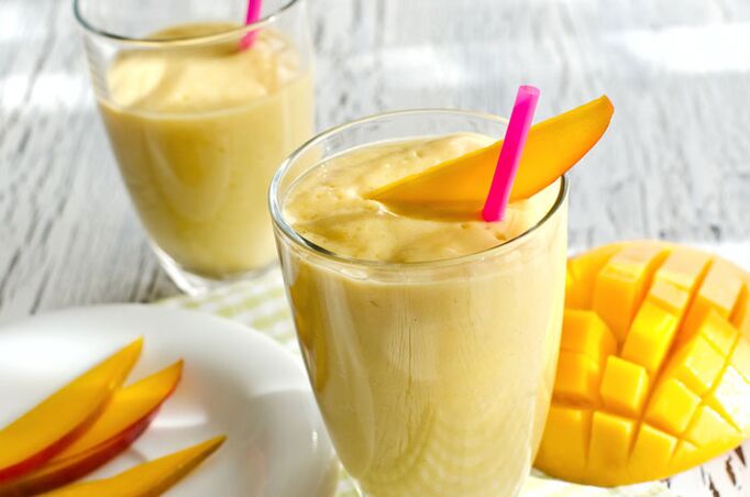 Smoothie Mango sareng Yogurt Oranyeu pikeun leungitna beurat